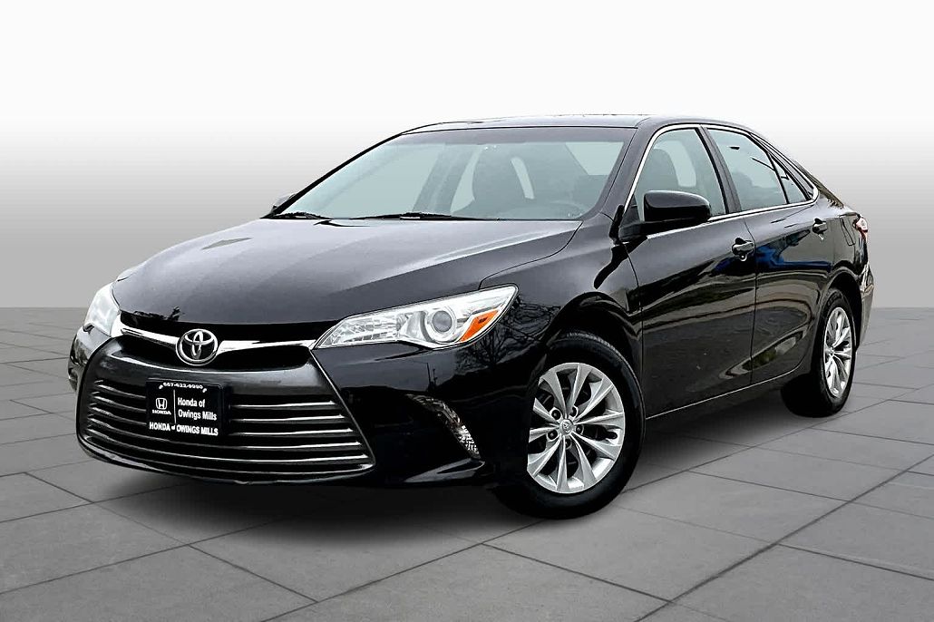 2016 Toyota Camry LE image 0