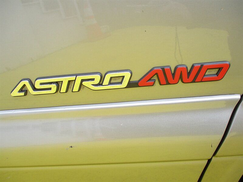 2002 Chevrolet Astro LT image 29
