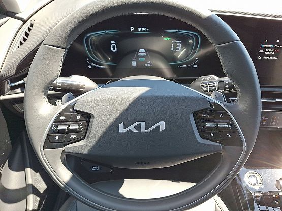 2024 Kia Niro EX photo 2