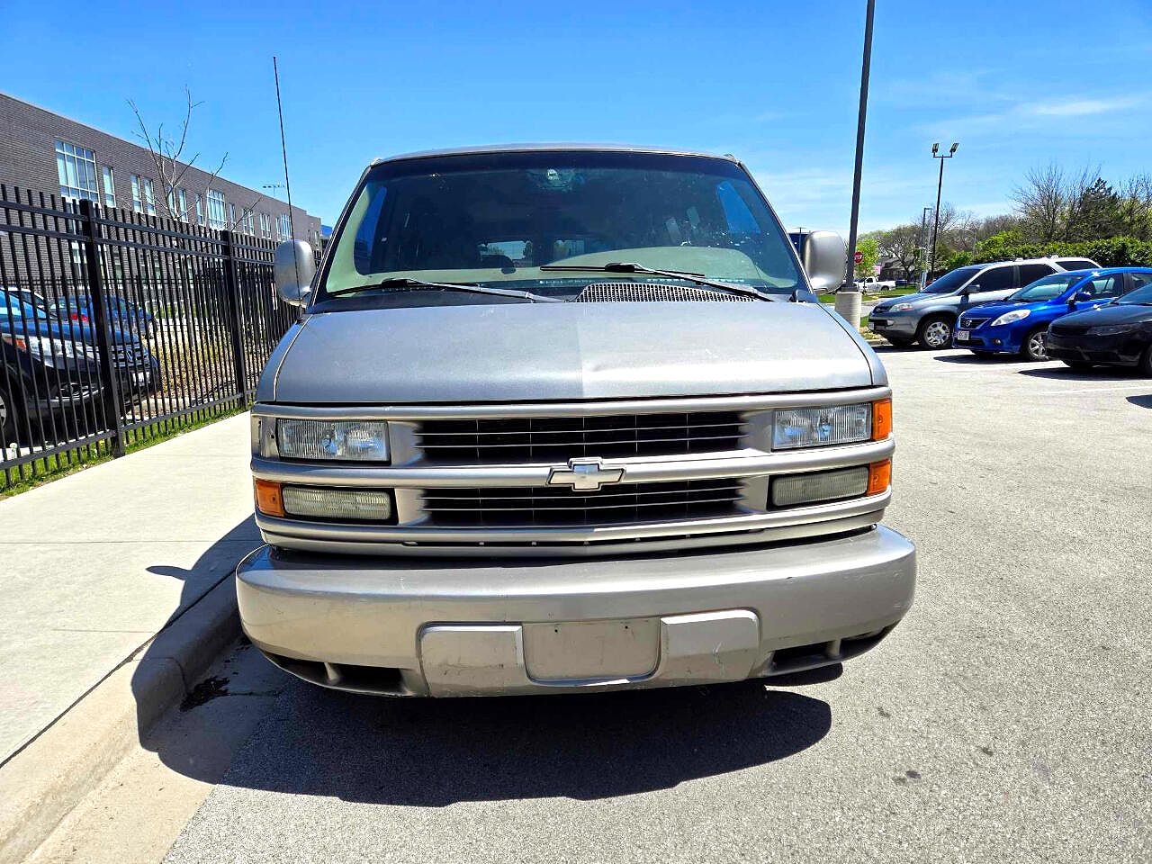 2001 Chevrolet Express 1500 image 10