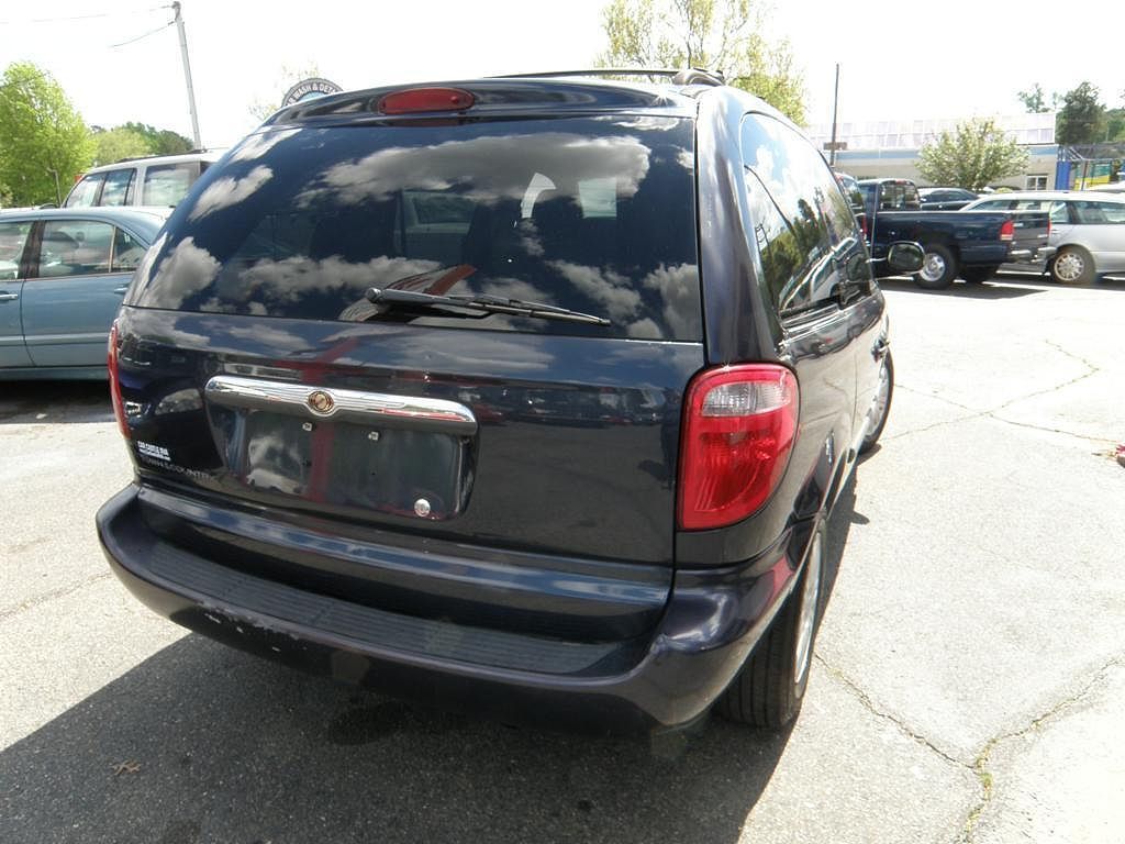 2007 Chrysler Town & Country Base image 1