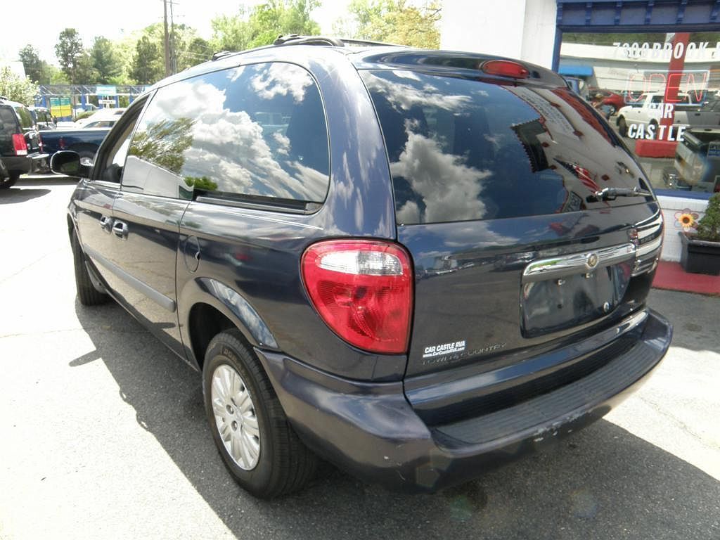 2007 Chrysler Town & Country Base image 2