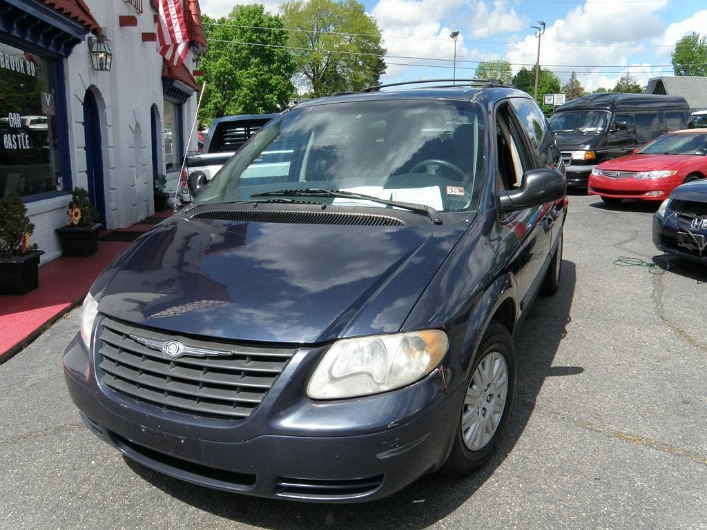 2007 Chrysler Town & Country Base image 5