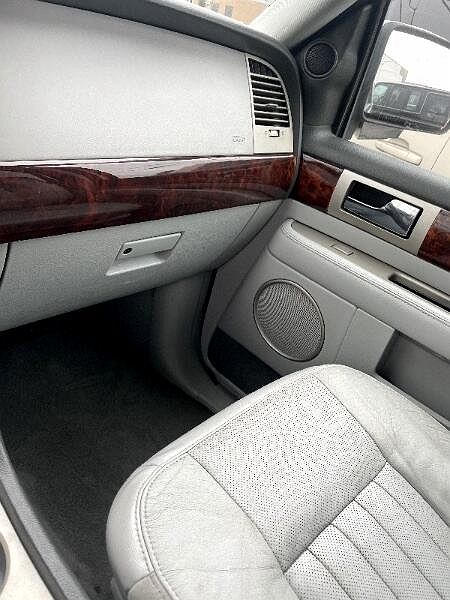 2005 Lincoln Navigator Luxury image 9