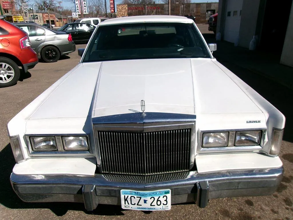 1988 Lincoln Town Car Signature image 9