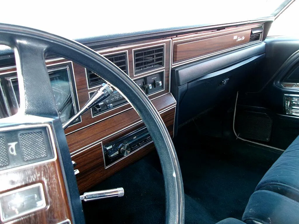 1988 Lincoln Town Car Signature image 11