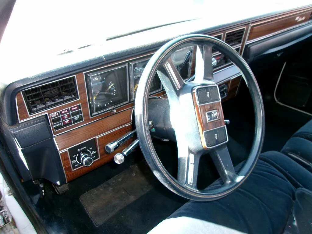 1988 Lincoln Town Car Signature image 13