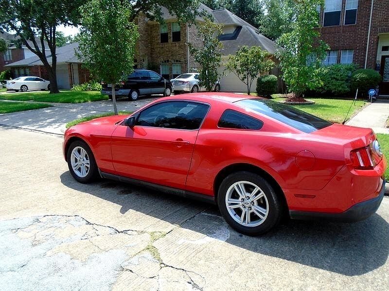 2010 Ford Mustang null image 2