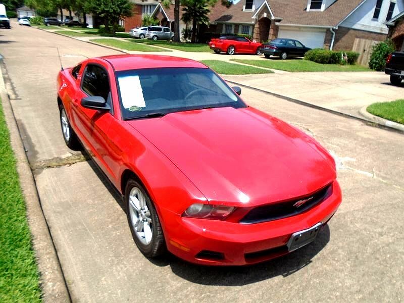 2010 Ford Mustang null image 3