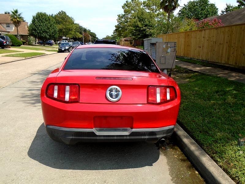 2010 Ford Mustang null image 4