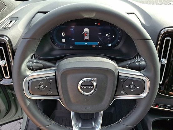 2023 Volvo XC40 Plus photo 2