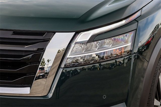 2023 Nissan Pathfinder Platinum image 3
