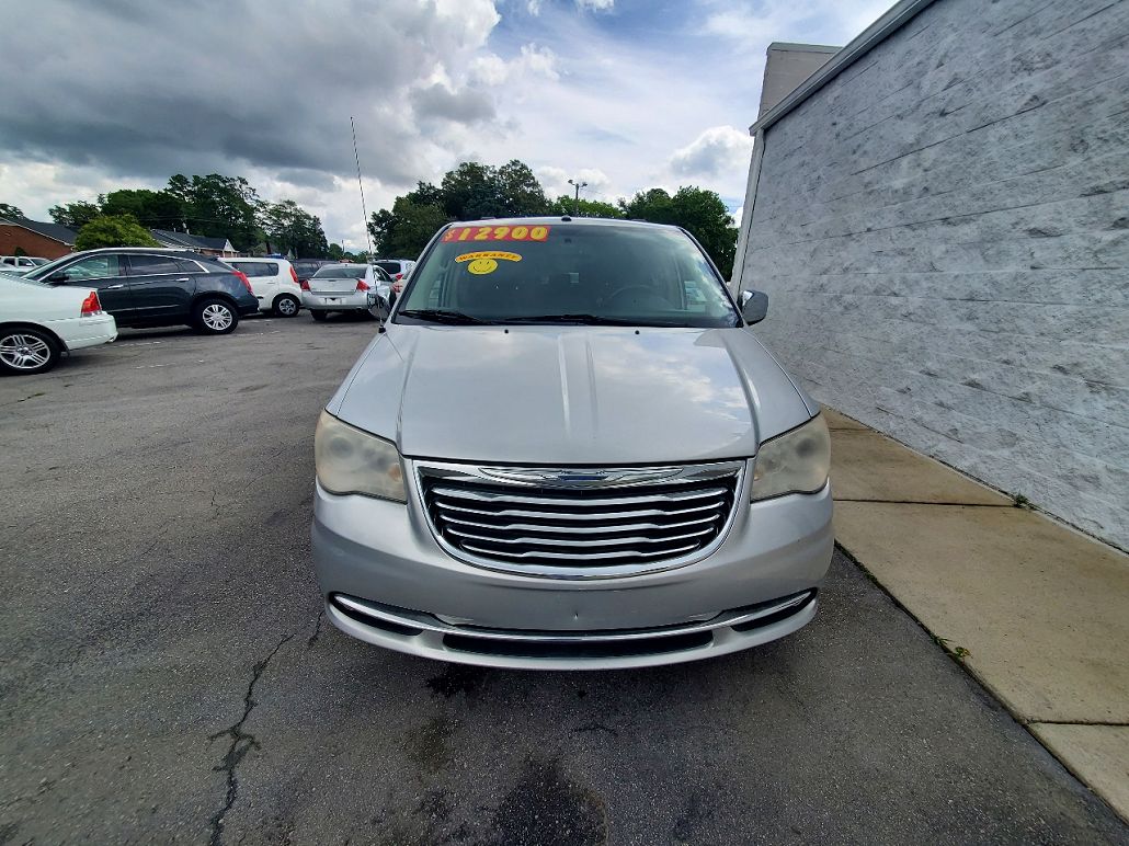 2011 Chrysler Town & Country Limited Edition image 3