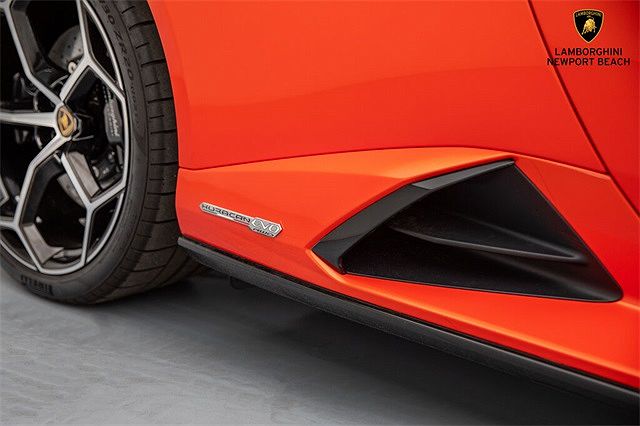 2022 Lamborghini Huracan EVO image 3