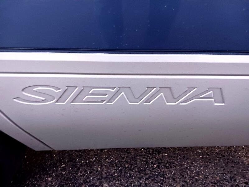 2000 Toyota Sienna LE image 2