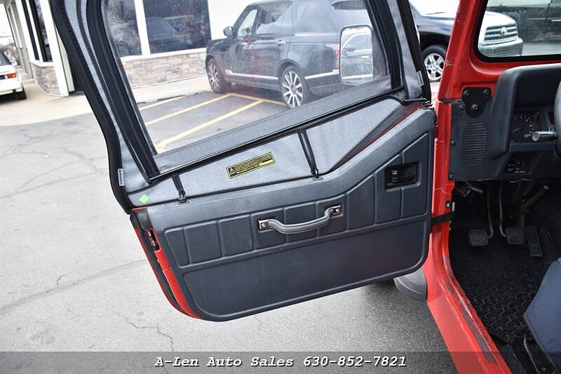 1995 Jeep Wrangler S image 9