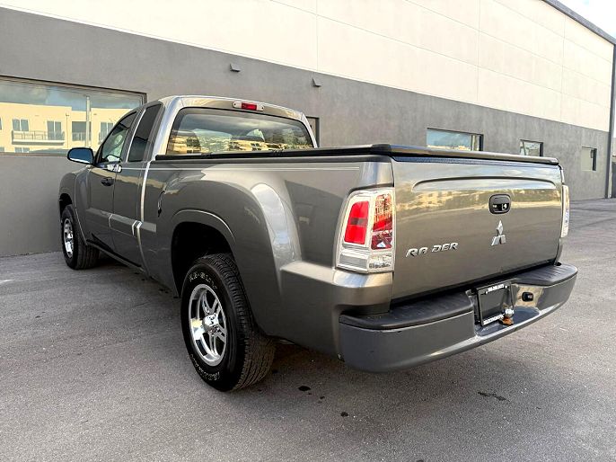 2009 Mitsubishi Raider