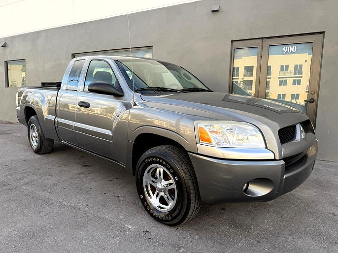 2009 Mitsubishi Raider