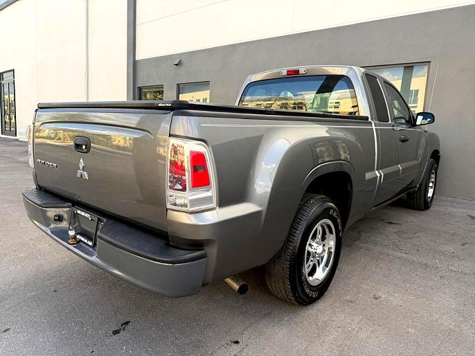 2009 Mitsubishi Raider