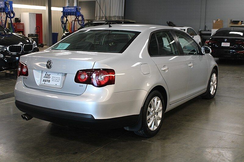 2010 Volkswagen Jetta Limited Edition image 5