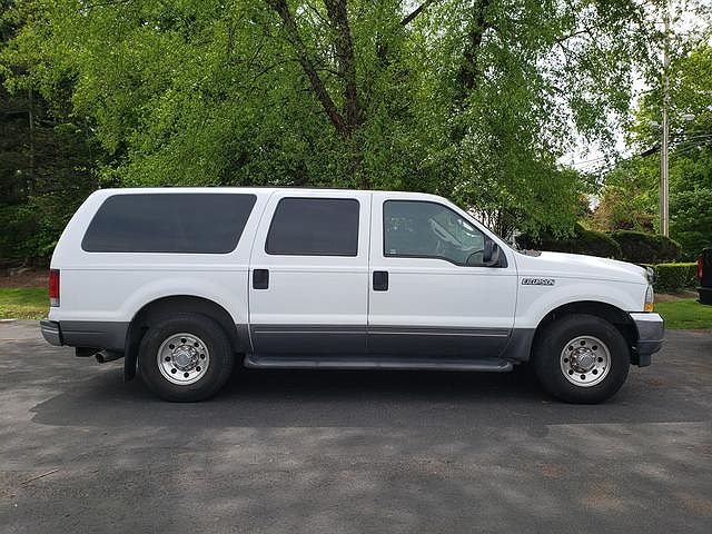 2004 Ford Excursion XLT image 1