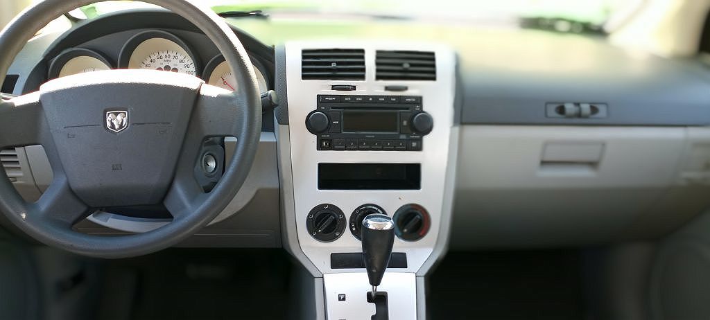 2007 Dodge Caliber SE image 2
