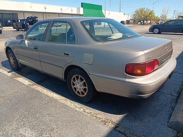 1995 Toyota Camry DX image 4