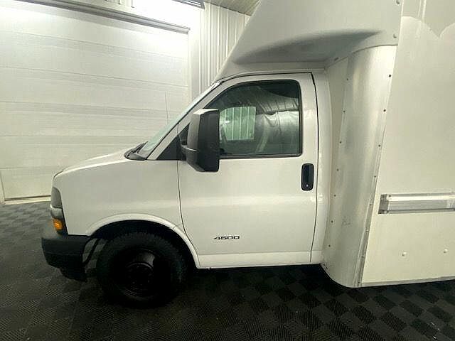 2017 Chevrolet Express 4500 image 5
