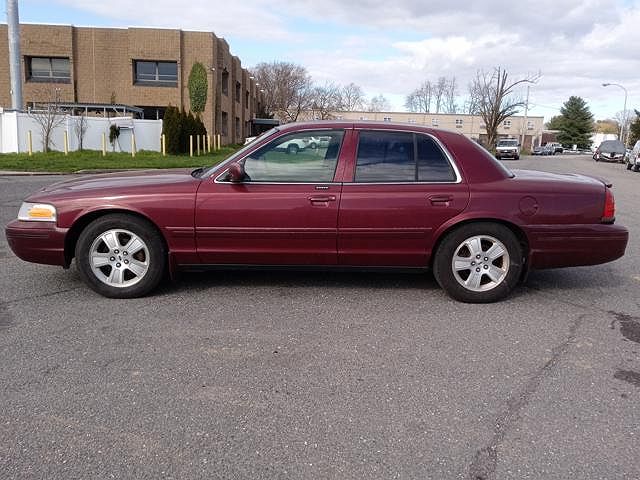 2004 Ford Crown Victoria LX image 0