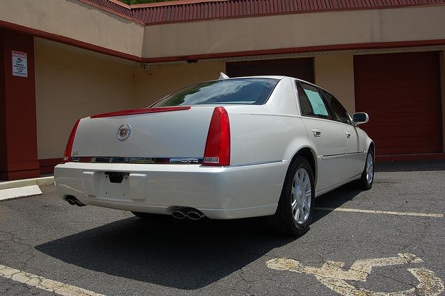 2010 Cadillac DTS Base image 2