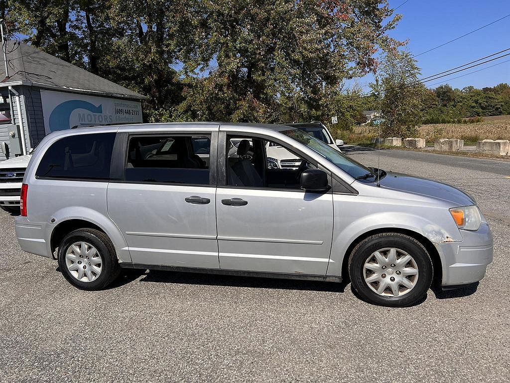 2008 Chrysler Town & Country LX image 2
