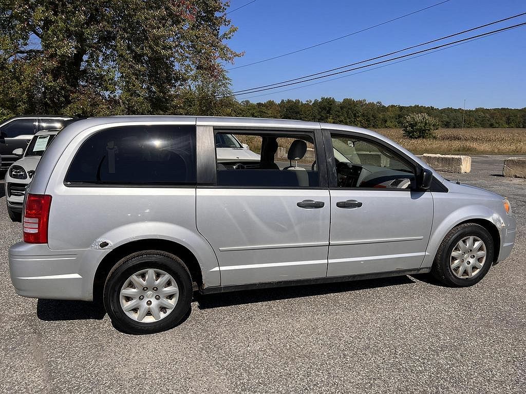 2008 Chrysler Town & Country LX image 3
