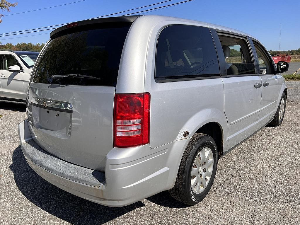 2008 Chrysler Town & Country LX image 4