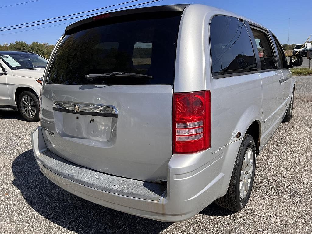 2008 Chrysler Town & Country LX image 5