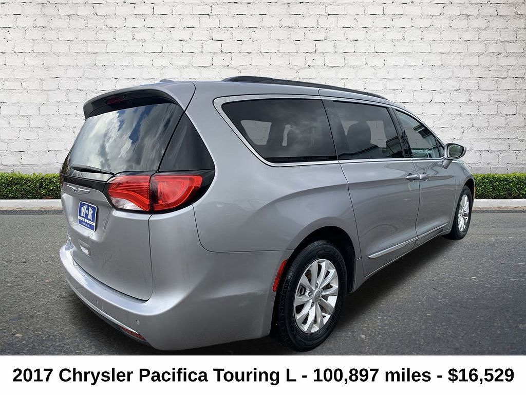 2017 Chrysler Pacifica Touring-L image 2
