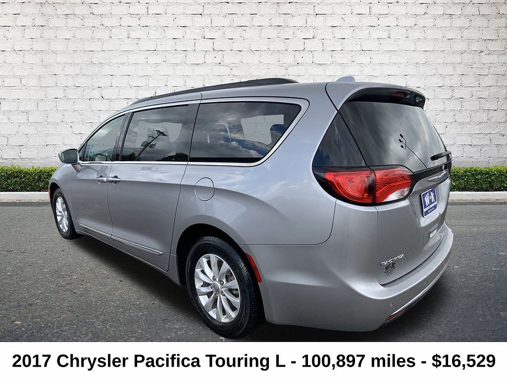 2017 Chrysler Pacifica Touring-L image 4