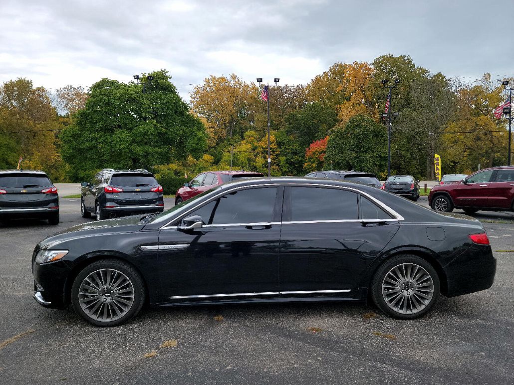 2017 Lincoln Continental Livery image 3