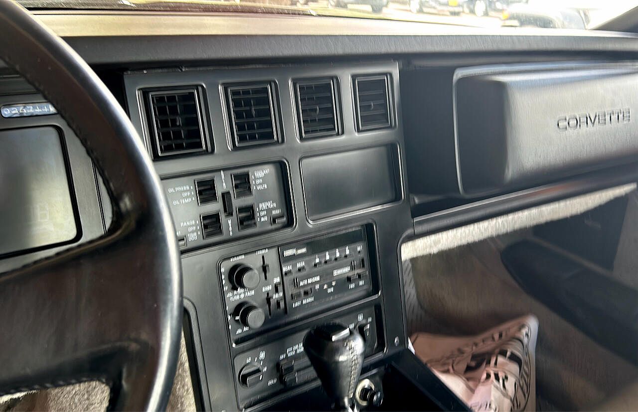 1985 Chevrolet Corvette null image 7