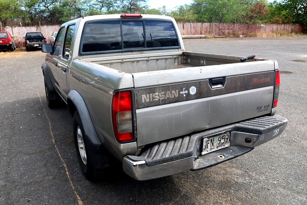2000 Nissan Frontier XE image 3