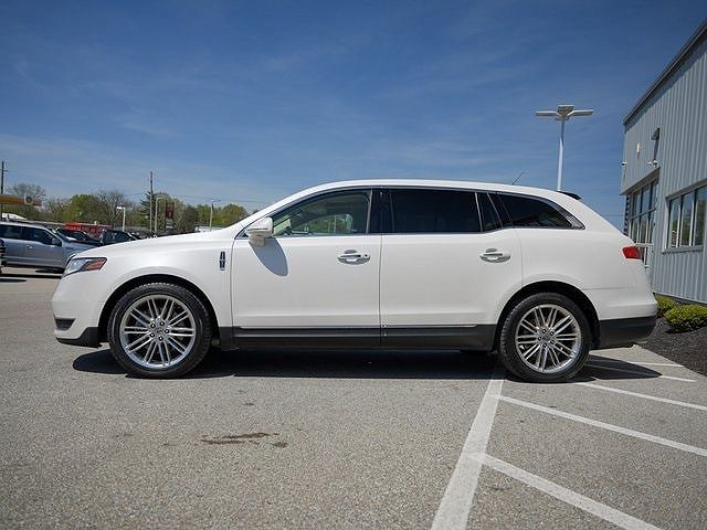 2017 Lincoln MKT null image 3