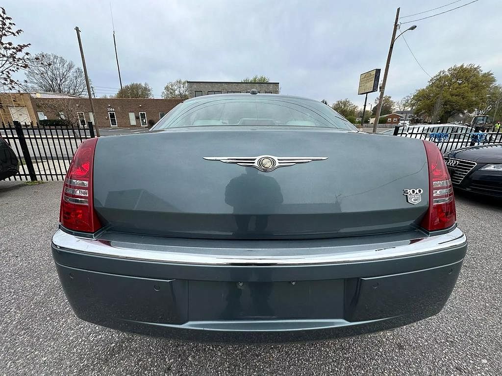 2006 Chrysler 300 C image 12