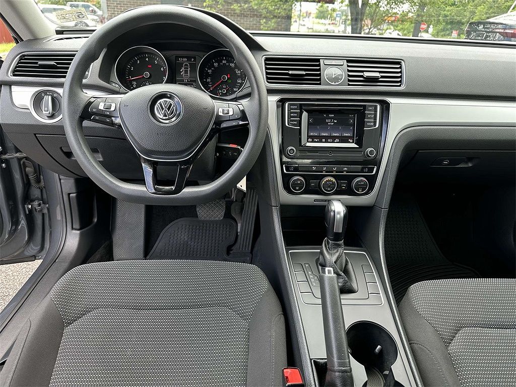 2017 Volkswagen Passat S image 1
