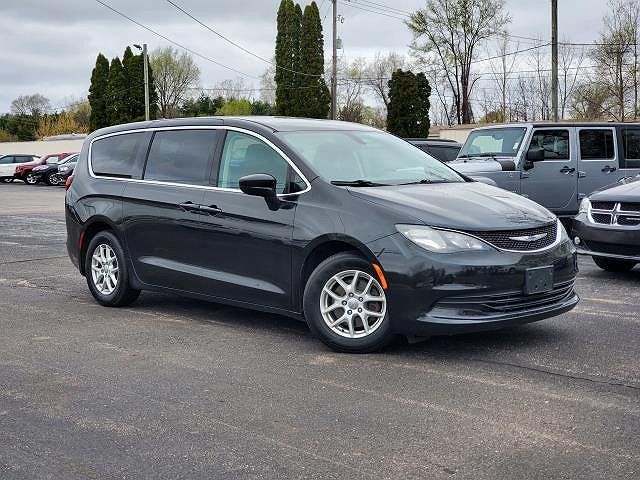 2017 Chrysler Pacifica LX image 0