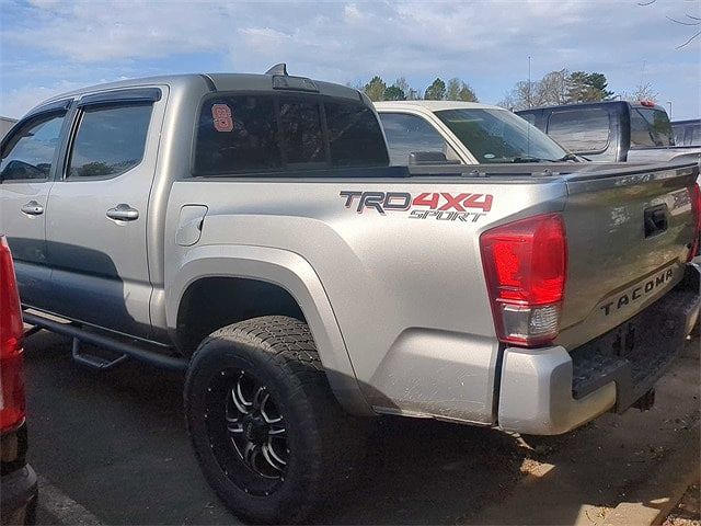 2016 Toyota Tacoma TRD Sport image 4
