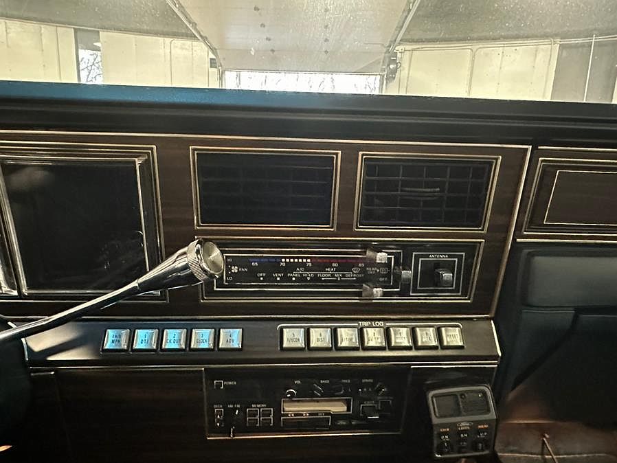 1983 Lincoln Mark Series VI image 9