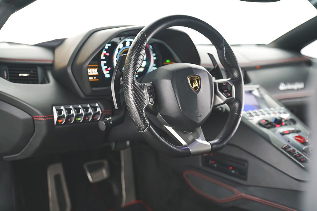 2015 Lamborghini Aventador LP700 image 2