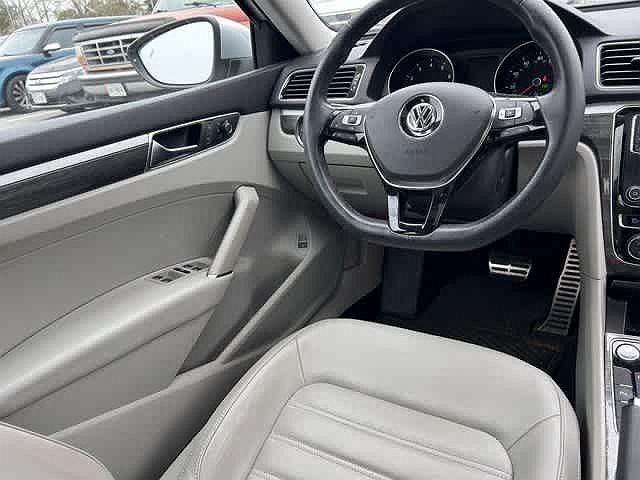 2017 Volkswagen Passat SEL image 5