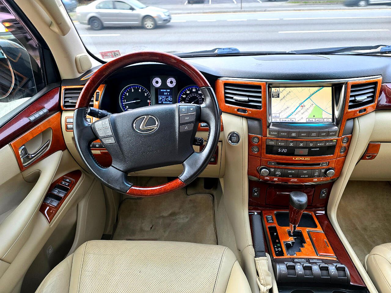 2011 Lexus LX 570 image 22