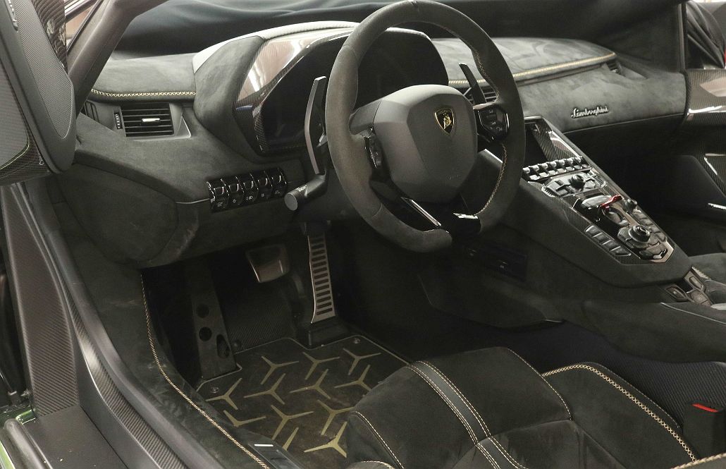 2021 Lamborghini Aventador SVJ image 2