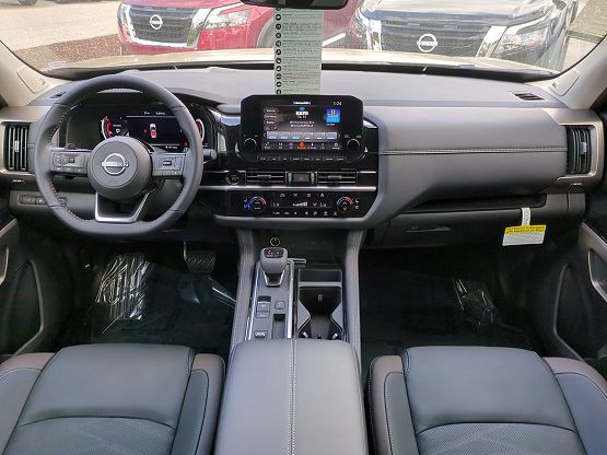 2025 Nissan Pathfinder Platinum photo 11